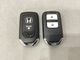 スマートキーを装備しています。鍵を差し込むことなくドアロックの開け閉めと、スタートボタン操作でのエンジンスタートができます。スペアキーも同じものを用意しております。