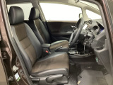 広い足元にゆったり座れるシートには肘掛けも装備しており長距離の運転でも疲れにくくなってます。女性でも運転がしやすいように、シートの高さ調整機能(シートリフター)がついています。