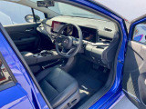 運転席も広々とゆったりしております。アームレストも装備しており快適にドライブしていただけます。シートヒーター付きです