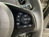 ハンドルにHondaセンシング系のクルーズコントロールやレーンキープアシストなどのスイッチが装備されています。ハンドルから手を離さず安全に操作できます。