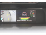 バックコーナーセンサーが反応した際のディスプレイの表示、障害物までの距離に応じて色分け表示されます