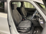 乗降がしやすい運転席。高さが調節できて小柄な方でもベストポジションをとることができます。