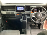 車内は光触媒抗菌消臭施工済です。インパネ周りはスタイリッシュなデザインで機能や装備も充実しています。グローブボックスやカップホルダーのほかにトレーなどたくさんの収納スペースが付いています。