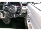 運転席の写真です。見通しのよいすっきりとした視界で、誰でも運転しやすいです。運転のしやすさは疲れにくさにも繋がりますよ♪