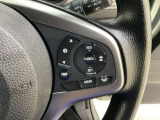 ハンドルにHondaセンシング系のクルーズコントロールやレーンキープアシストなどのスイッチが装備されています。ハンドルから手を離さず安全に操作できます。