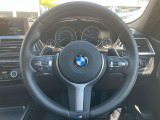 【ハンドル】ドライバーとBMW車の一体感がダイレクトに伝わるステアリングホイール。形状・太さへの拘りに加えて、操作性を高める為にスイッチ類も配置。クイックかつ安定のドライビングを体感下さい!