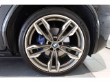 【BMWアロイホイール】軽量かつ強度に拘ったアロイホイール。走行性能ポテンシャルを引き出す設計。タイヤのサイドウォールが強化されたランフラットタイヤは、パンク時にタイヤがつぶれてもリムから外れません。