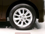 純正のアルミホイール装着車です。タイヤサイズは155/65R14です。