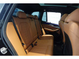 リアシートも広々とご利用頂けます。お車詳細や展示状況はフリーダイヤル(0078-6002-498412)またはBPS城東鶴見06-6933-6600迄お気軽にお問合せ下さい。
