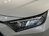【LEDヘッドライト】悪天候や夜間走行時も良好な視界を確保し安心して運転できる高輝度LEDヘッドライトを装備!点灯速度が早く、消費電力も抑えられています。