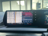 iDriveナビは、シフトレバー手前のコントローラーだけでなく、画面をタッチして使用可。目的地までのルート案内はもちろん、メンテナンス時期の確認や電動テールゲートの開口度調整の設定なども行う事ができます。