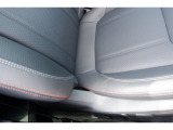 痛みの出やすい運転席シート右サイド部のアップの写真、破れ等もない状態です※中古車のため使用感はあります、細かいスレなど気になるかたは実車での確認がおすすめです