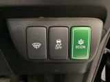 VSA装備車です。VSAはドライバーの操作と車の動きを見守っています。もし車の挙動が乱れたとき、4輪別々にブレーキをかけたり、エンジンパワーをしぼることによって車を安定させます。