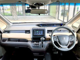 【前方視界】開放的な前方視界!運転がしやすく疲れにくいです♪窓が大きく、見通しがとっても良いおクルマですよ。