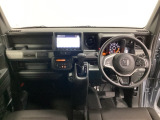 車内は光触媒抗菌消臭施工済です。インパネ周りはスタイリッシュなデザインで機能や装備も充実しています。グローブボックスやカップホルダーのほかにトレーなどたくさんの収納スペースが付いています。