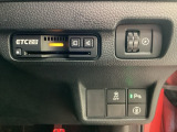 ハンドルの右下にETC2.0がついています。高速道路の料金所の通過も楽々です!。 カードの取り出しもしやすい場所についています。VSA(ABS+TCS+横滑り抑制)の解除スイッチもついています。