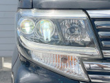 【LEDヘッドライト】悪天候や夜間走行時も良好な視界を確保し安心して運転できる高輝度LEDヘッドライトを装備!点灯速度が早く、消費電力も抑えられています。