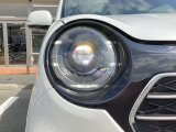 【LED・HIDヘッドライト】 ハロゲンヘッドライトに比べて大光量で、遠方視認性を向上させてくれる為、悪天候や夜間の運転をより安全にサポートしてくれます