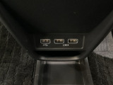 セレクトレバーの下に、スマートフォンなどの充電可能なUSB端子が2個、音源などの外部入力の可能なUSB端子が1個ついています。移動中に充電もできるので便利です。