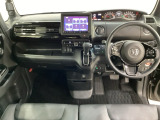 車内は光触媒抗菌消臭施工済です。スタイリッシュなデザインでスポーティなインパネ周りを演出します。グローブボックスやカップホルダーのほかにトレーなどたくさんの収納スペースが付いています。