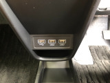 【充電用USBポート】スマホなどの充電に便利なUSBポートがついています!