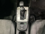 CVT車のセレクトレバーです。低速から高速まで、変速ショックのないスムーズな走りと、エンジン効率のよい領域を維持して燃費にも貢献します。サイドブレーキはスイッチ操作の電子制御パーキングブレーキです。