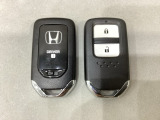 スマートキーを装備しています。鍵を差し込むことなくドアロックの開け閉めと、スタートボタン操作でのエンジンスタートができます。スペアキーも同じものを用意しております。