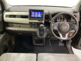 車内は光触媒抗菌消臭施工済です。インパネ周りはスタイリッシュなデザインで機能や装備も充実しています。グローブボックスやカップホルダーのほかにトレーなどたくさんの収納スペースが付いています。