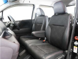 運転席と助手席は足元が繋がっているので自由に行き来しやすいので駐車場が狭いときでも助手席側からスムーズに乗り降りできて便利!
