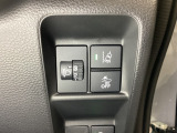 ハンドルの右側にはヘットライトリベライザーとHondaセンシング用のメインスイッチがついています。ヘッドライトリベライザーは道路状況や積荷の加重に応じてライトの高さを調節できます。