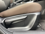 運転席にはドライバーの体型や好みに応じて前後方向だけでなく、高さの調整ができるシートリフターを装備!