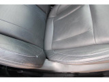 どうしても痛みの出やすい運転席シート右サイド部のアップの写真、ご検討の際の参考にしてください※中古車のため使用感はあります、細かいスレなど気になるかたは実車での確認がおすすめです
