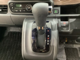 CVT車のセレクトレバーです。低速から高速まで、変速ショックのないスムーズな走りを実現するとともに、エンジン効率のよい領域を維持することで燃費にも貢献します。