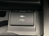 こちらのクルマはUSB接続コネクタも装備されています♪スマホの充電などにお使い下さい。ご旅行中での充電切れも、これなら心配いりませんね!