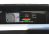リヤコーナーセンサーが反応した際のディスプレイ表示、障害物までの距離に応じて色分け表示してくれます