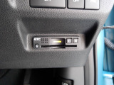 有料道路をキャッシュレスで通行できるETC車載器付きです。運転席足元に設置されています。ETCセットアップ費用は含まれておりません。別途必要となります。