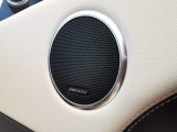 英国の老舗オーディオブランド「MERIDIAN」のサウンドシステムを搭載。低音から高音までをクリアに再現し車内に臨場感溢れる音響空間を提供。