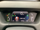 デジタル表示のスピードメーターとタコメーター、燃費やオドメーターなどの表示の他に、ホンダセンシング機能などの表示もできる多機能なマルチインフォメーション・ディスプレイです。