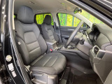 運転席まわりには十分なスペースがあり、大柄な方でもゆったり運転していただける環境です。