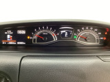 スピードメーターとタコメーターを大きく配した見やすいメーター部になっています。左側のインフォメーション画面でオドメーターや燃費などの情報を確認できます。