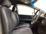 広い足元に肘掛けもついたゆったり座れるシートです。運転席と助手席の間が空いているため、助手席側への移動がスムーズです。交通量の多い道でも、助手席側から乗り降りができます。