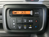 【フルオートエアコン】お好みの温度をセットするだけで、エアコンの風量などを自動でコントロールします。