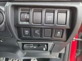後方からの接近車両を検知したり、安全装備のON/OFFスイッチを搭載。走行中でも安心して操作できる、スマートな機能で安全運転をサポートします。