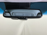 自動防眩ルームミラーが装備されています、トンネルや夜間走行時に後方車両から眩しい光を感知すると自動的にグリーンスモークミラーに切り替わり眩しさを和らげてくれます