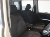 運転席・助手席のシートバックテーブルには、それぞれカップホルダーが2個と、買い物フックがついています(^^)