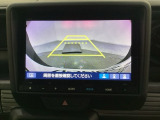 バックでの車庫入れも安心です! リアカメラが付いているバックモニター付のナビを装備しております。操作線もついており距離感も画面から確認できます。
