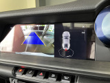バックカメラが、後方の視界を鮮明に表示。駐車時や狭いスペースでの操作をサポートし、安全性と安心感を向上させます。