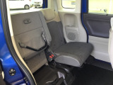 後席の座面をはね上げれば、ベビーカー等も積み込めます。