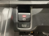 セレクトレバーの右に電子制御パーキングブレーキがあります。スイッチひとつで、停車した地点の傾斜などをシステムが検知・判断してブレーキ力を自動的に最適制御し、しっかり停車できるパーキングシステムです。
