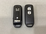 スマートキーを装備しています。鍵を差し込むことなくドアロックの開け閉めと、スタートボタン操作でのエンジンスタートができます。スペアキーも同じものを用意しております。